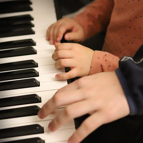 children playing piano | https://www.hippopx.com/